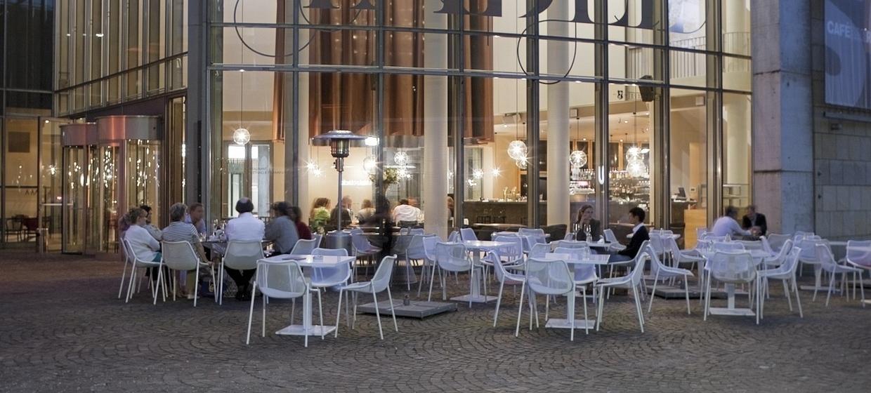 TABLE - Das Bio-Schirn-Cafe   1