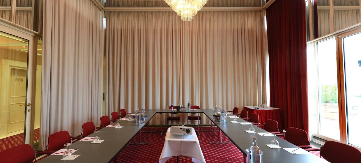 Savoy Hotel Berlin – Conference & Restaurant Weinrot 4