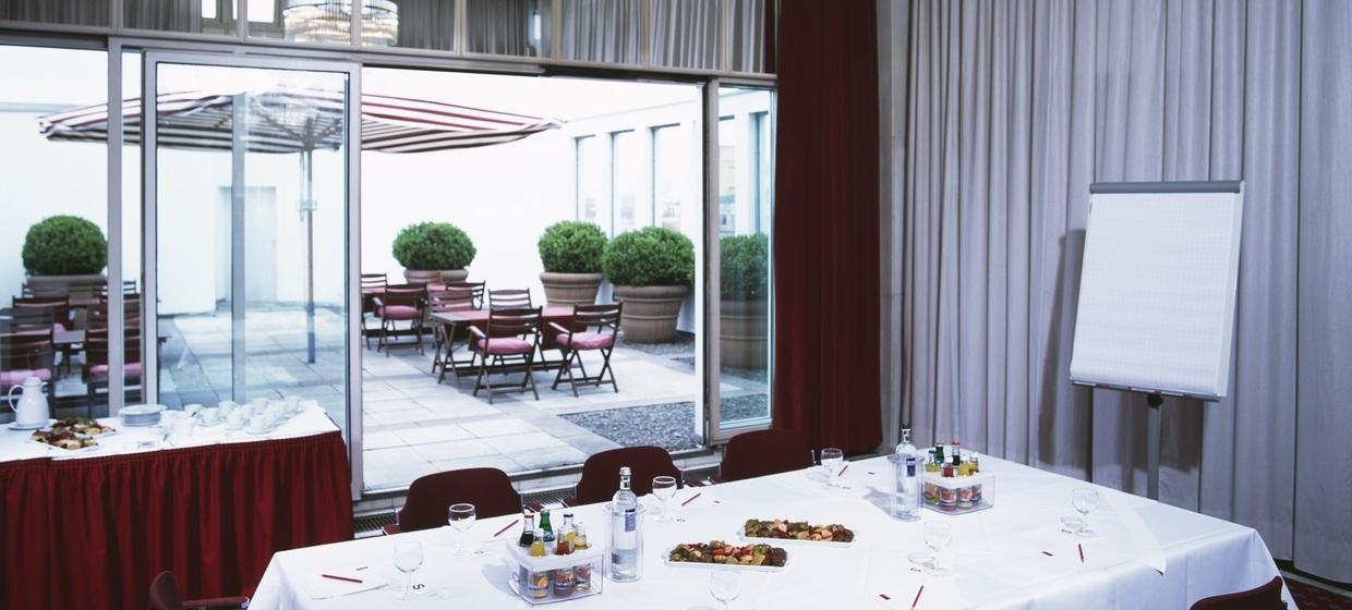 Savoy Hotel Berlin – Conference & Restaurant Weinrot 5