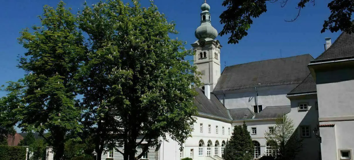 Bei einer Fhrung durch die Burg Lockenhaus lassen Sie sich von Geschichten ber Tempelritter, der schaurigen Blutgrfin und der grten Fledermauskolonie Ritter-Training & Burgfhrung Burgenland | Jochen Schweizer