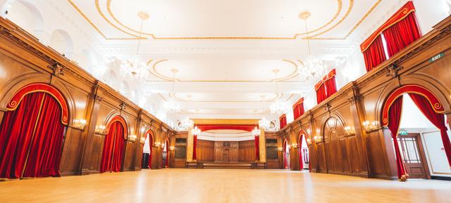 An Elegant Hall with an Art Deco Design  2
