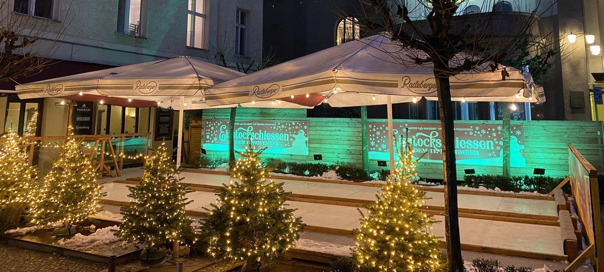Eisstockschießen als aktive Weihnachtsfeier in Berlin 11