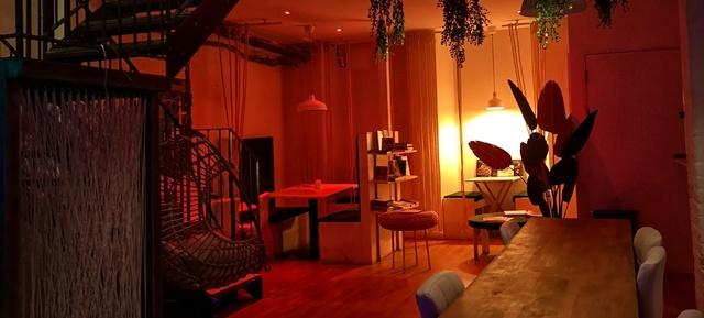 New York Style High Ceiling Premises 1