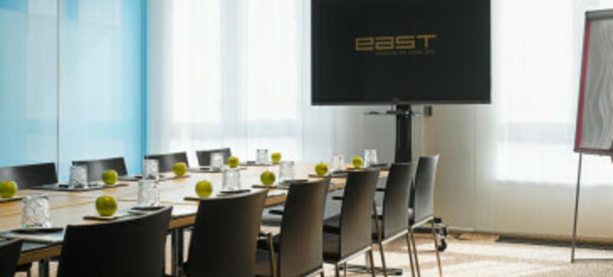 east Hotel & Restaurant Bar & Lounge 12
