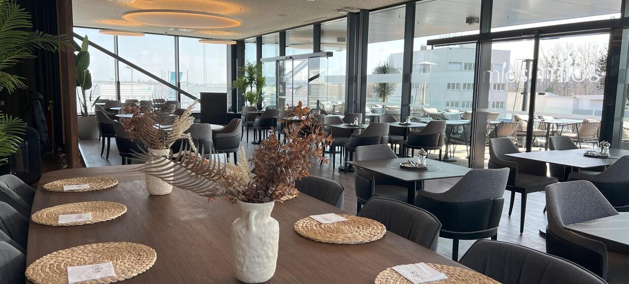 Mios Restaurant & Lounge 6