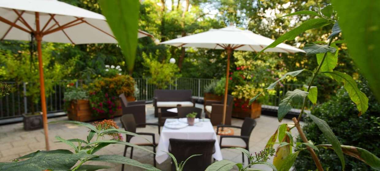 Hotel mit Restaurant, Bar, und Garten. 25