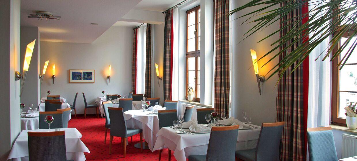 Hotel mit Restaurant, Bar, und Garten. 27