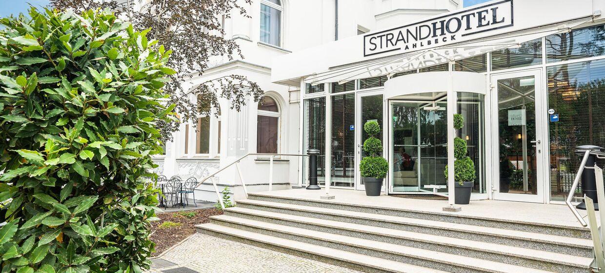 Strandhotel mit Wellnessbereich und Gastronomie 49