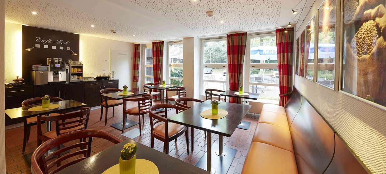 Cityhotel mit Garten, Fitnessstudio und Bar. 35