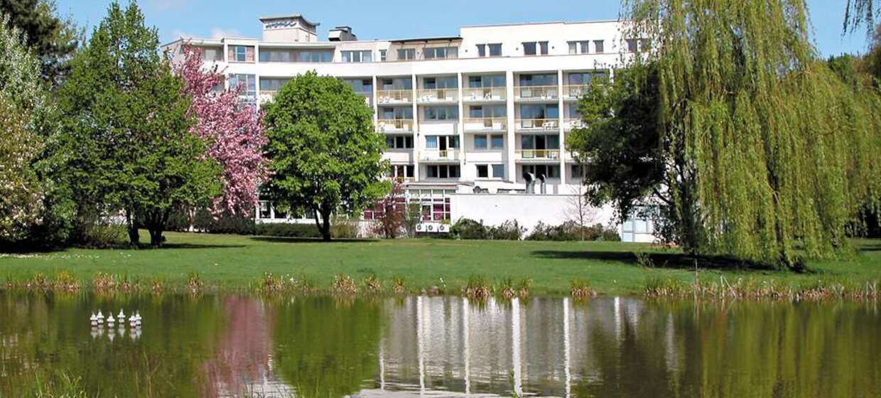 Kurhotel in Flussnähe mit Innenpool 1