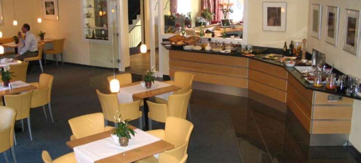 Zentrale Lage, 35 Zimmer, Restaurant, Bar 8