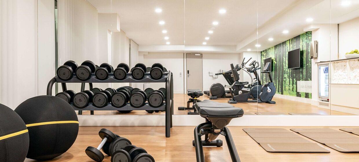 Komfortables Hotel mit Fitnessstudio und Bar 42