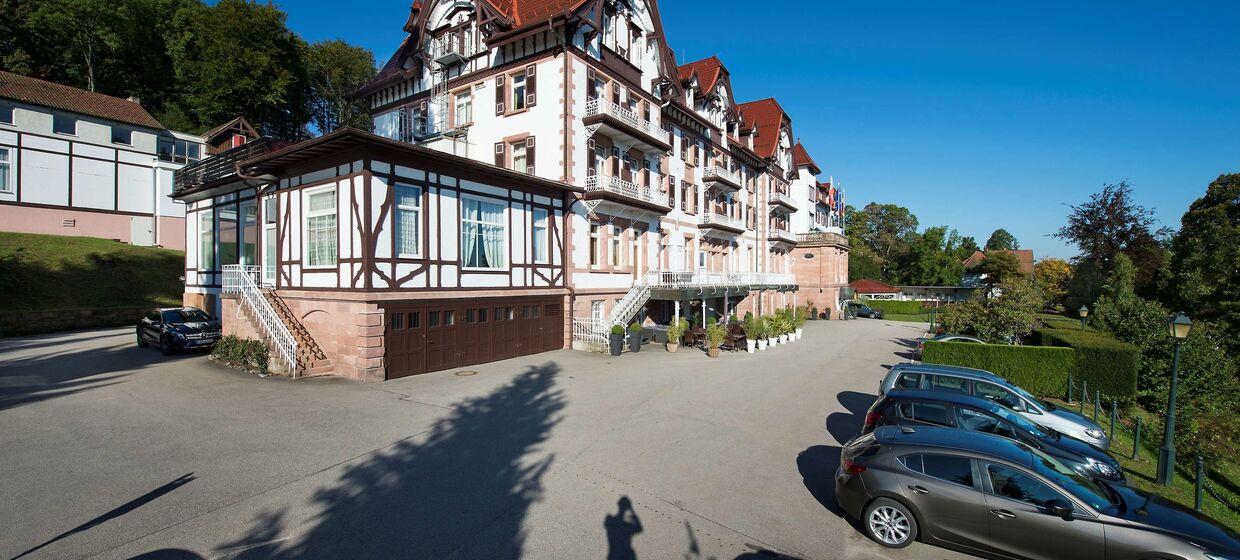 Luxuriöses Hotel mit Park, Pools, Spa 8