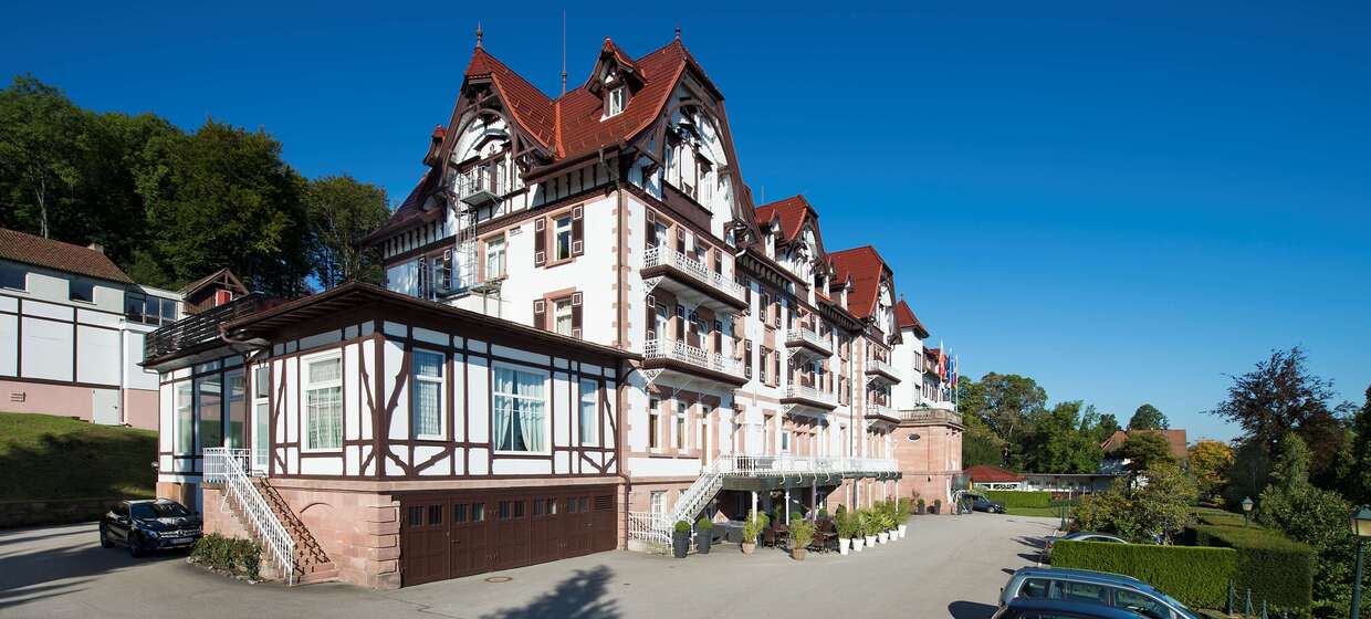 Luxuriöses Hotel mit Park, Pools, Spa 9