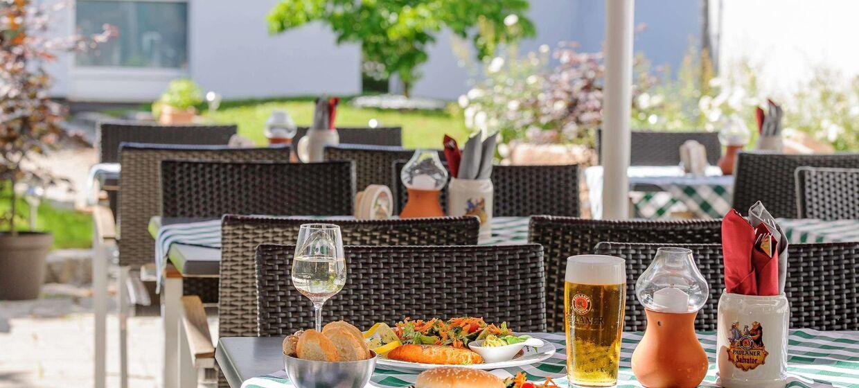 Zentrales Hotel mit Pool und Restaurant 30