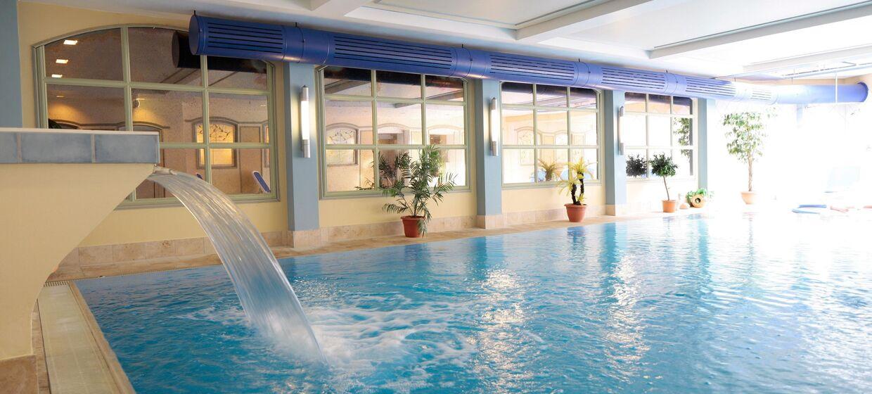 Modernisiertes Hotel mit Pool und Sauna 17