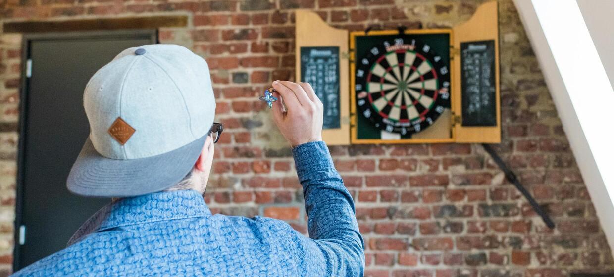 Darts & Tischkicker & Tischtennis Action – Teamevent mit Präzision und Spaß 1