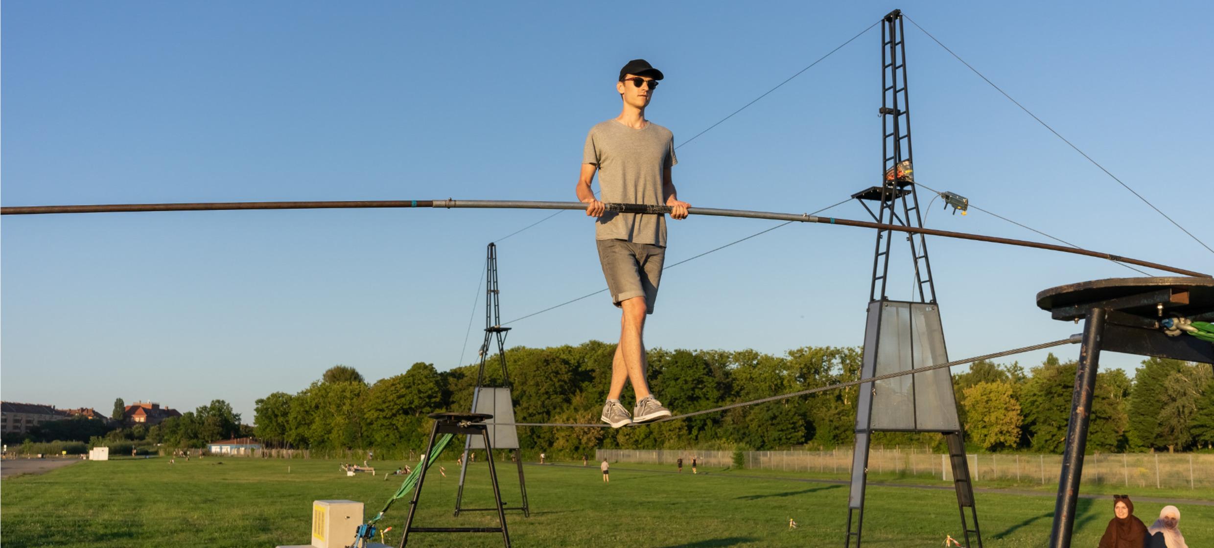 Highwire Team-Balance auf dem Tempelhofer Feld 3