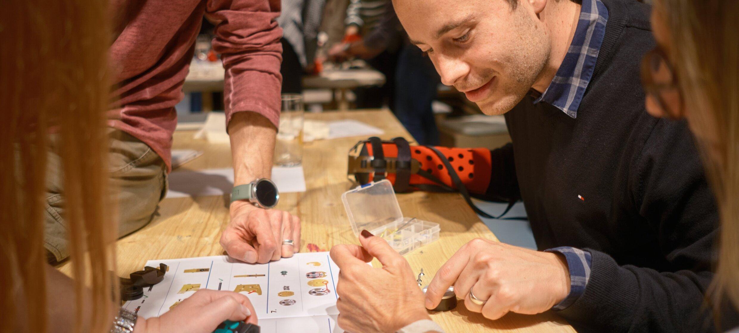 Handprothesen bauen – ein sinnvolles Teamevent voller Spaß in Chariteam 1