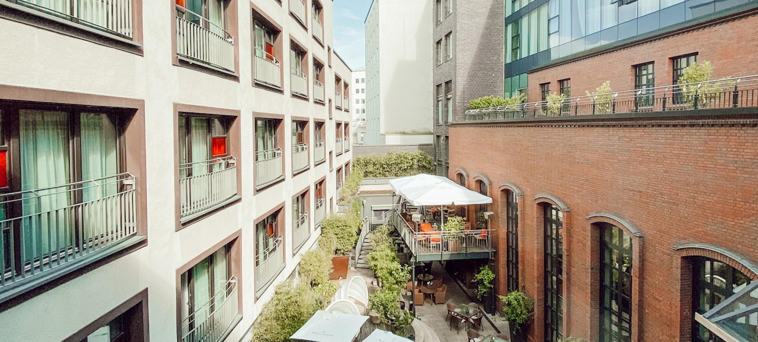 east Hotel & Restaurant Bar & Lounge 14