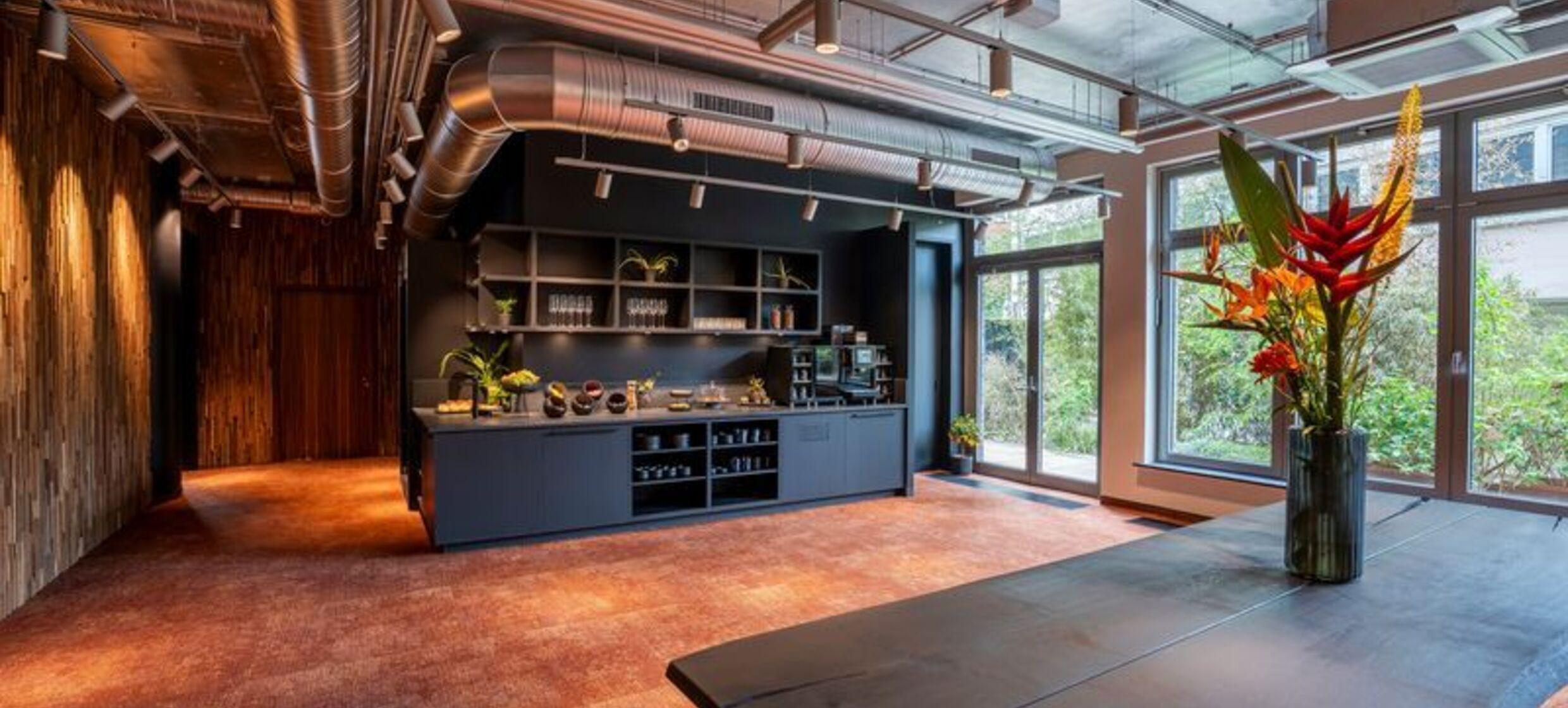 east Hotel & Restaurant Bar & Lounge 6