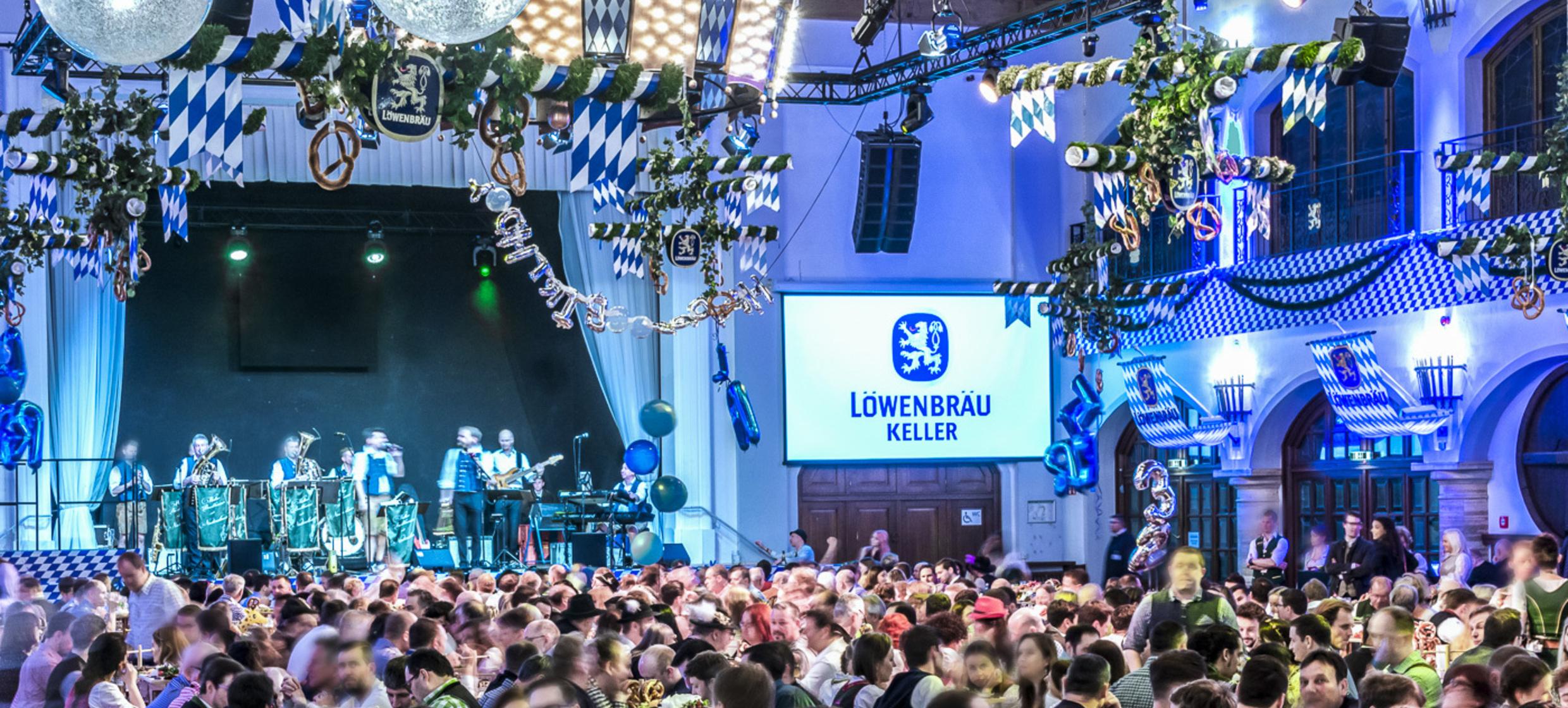 Wiesn-Gaudi in Löwenbräukeller / München 1