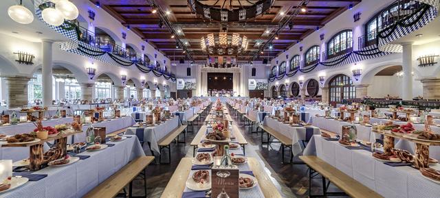 Wiesn-Gaudi in Löwenbräukeller / München 2