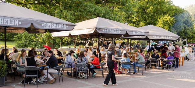Firmen-Gathering oder Network-Event am Mittag in Park Café Planten un Blomen / Hamburg 2