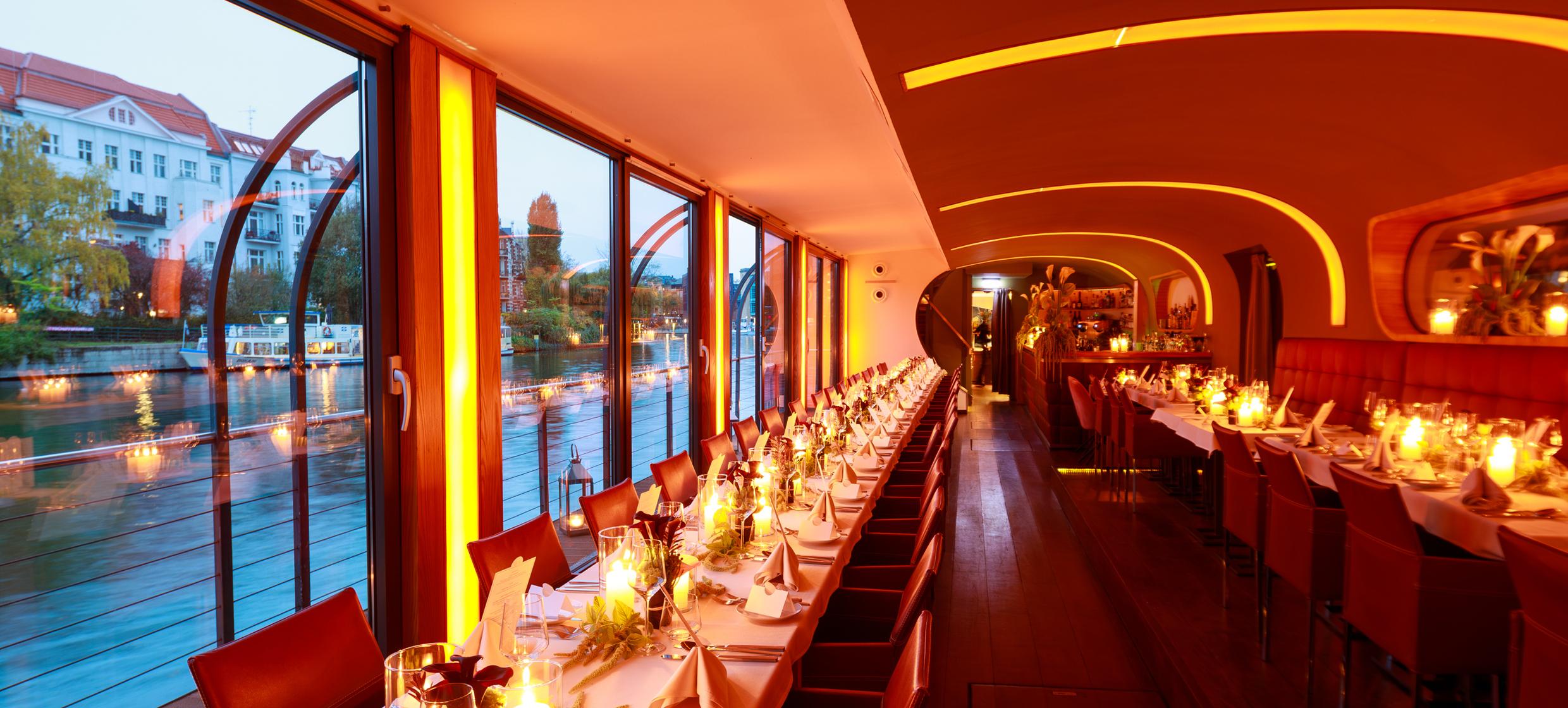 Festlicher Lichterglanz auf der Spree: Ihre Weihnachtsfeier im Restaurantschiff 4