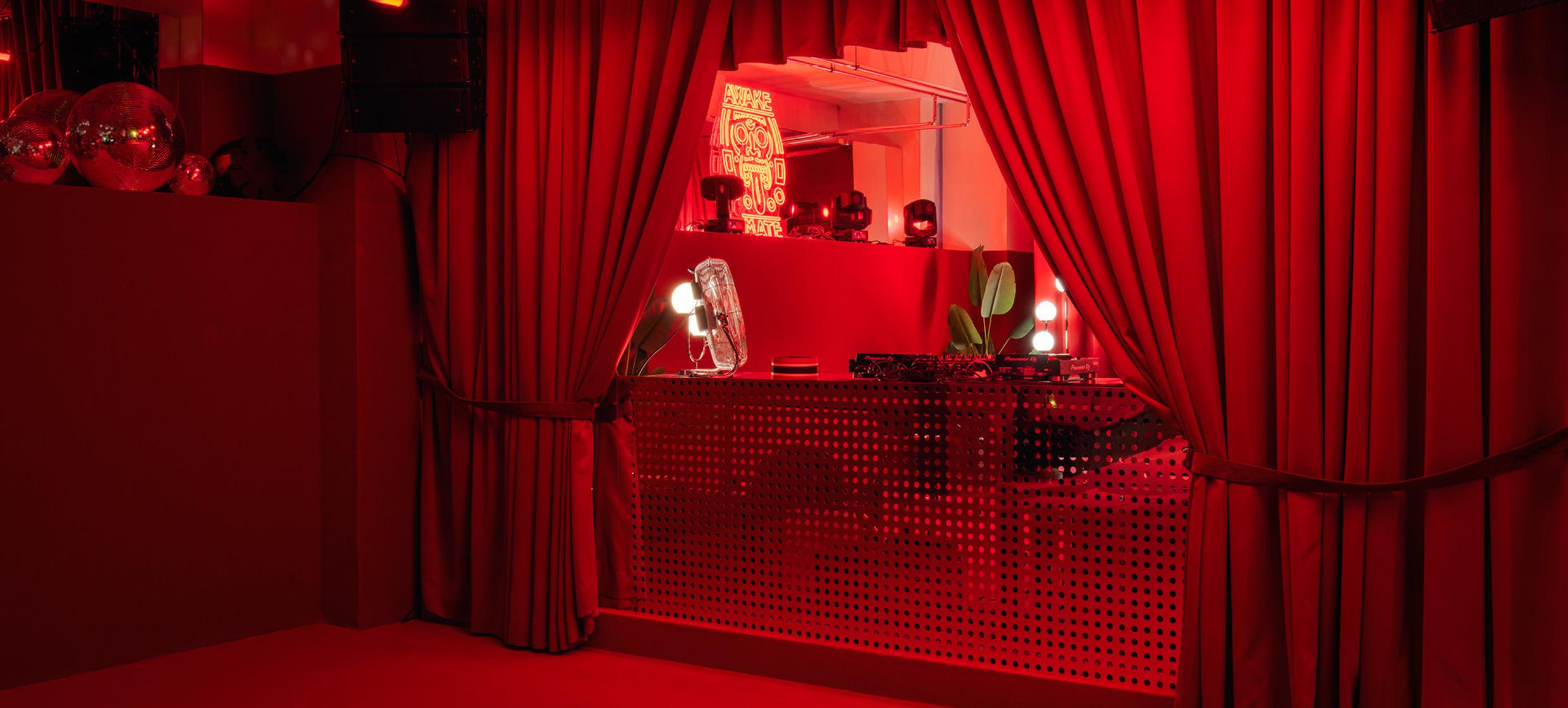 The Lobby 6 6