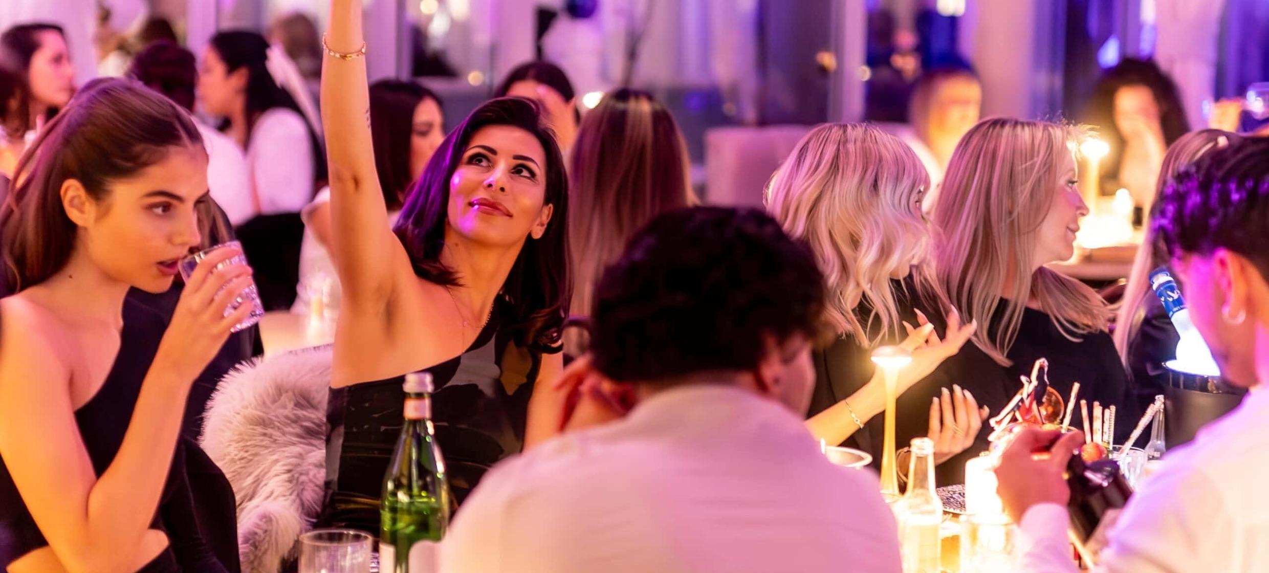 Dinner & Party mit Santorini-Flair im Kymata Modern 4