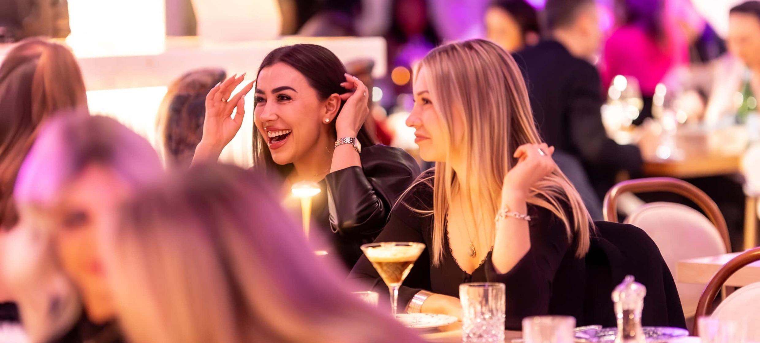 Dinner & Party mit Santorini-Flair im Kymata Modern 5