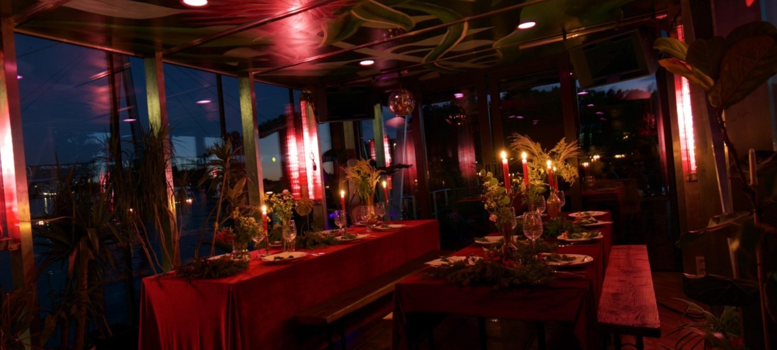 Stilvolle Weihnachtsparty auf dem Wasser in Berlin in WildKraut / Berlin 1